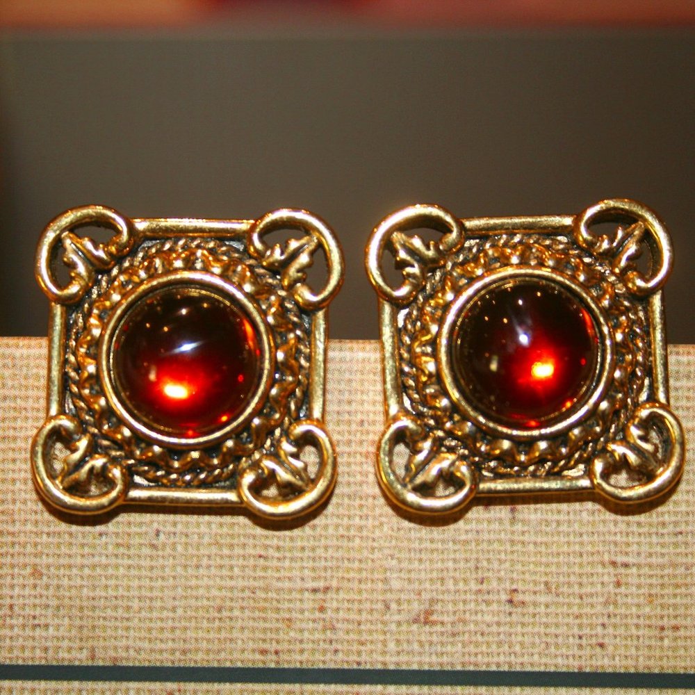 ~VINTAGE~ GOLD & AMBER Clip On Earrings